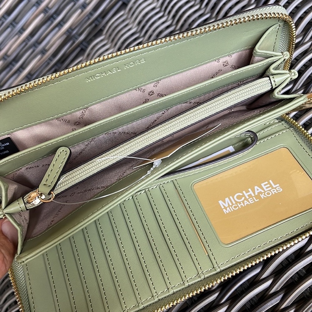 Michael Kors Jet Set Travel Large Travel CONTINENTAL 
Light Sage - Picture 8 of 16